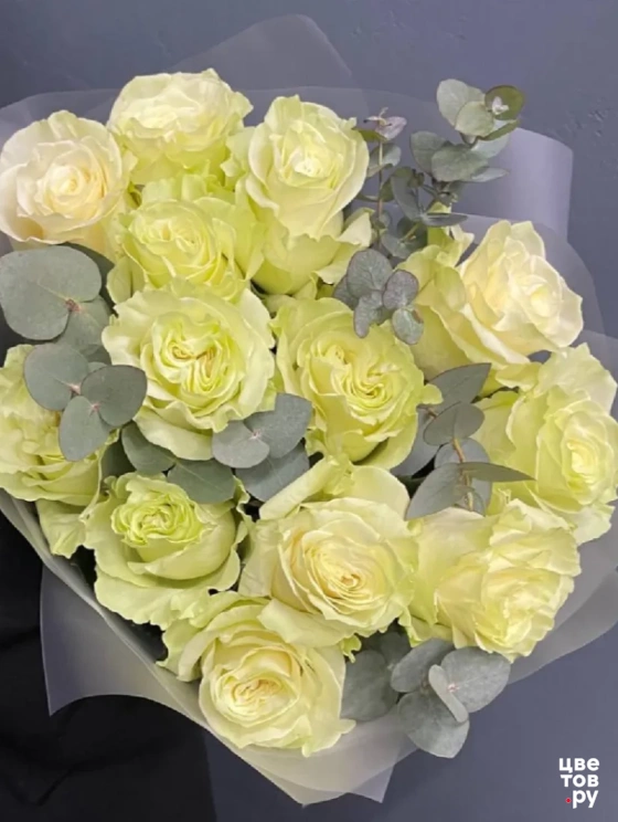 Букет белых эквадорских роз с эвкалиптом