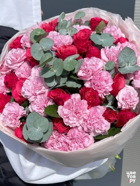 Букет диантусов и голландских роз